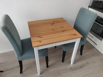 Eenvoudige houten tafel beschikbaar voor biedingen