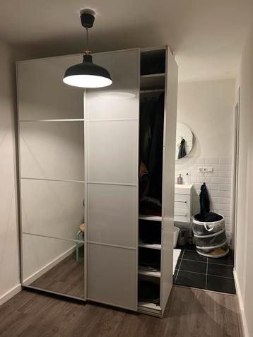 Gratis IKEA PAX schuifdeuren – (1 wit glans + 1 spiegelglas) beschikbaar voor biedingen