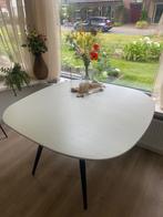 Mooie witte tafel met zwarte poten merk wood, Huis en Inrichting, Tafels | Eettafels, Ophalen, Zo goed als nieuw, Metaal, Vier personen