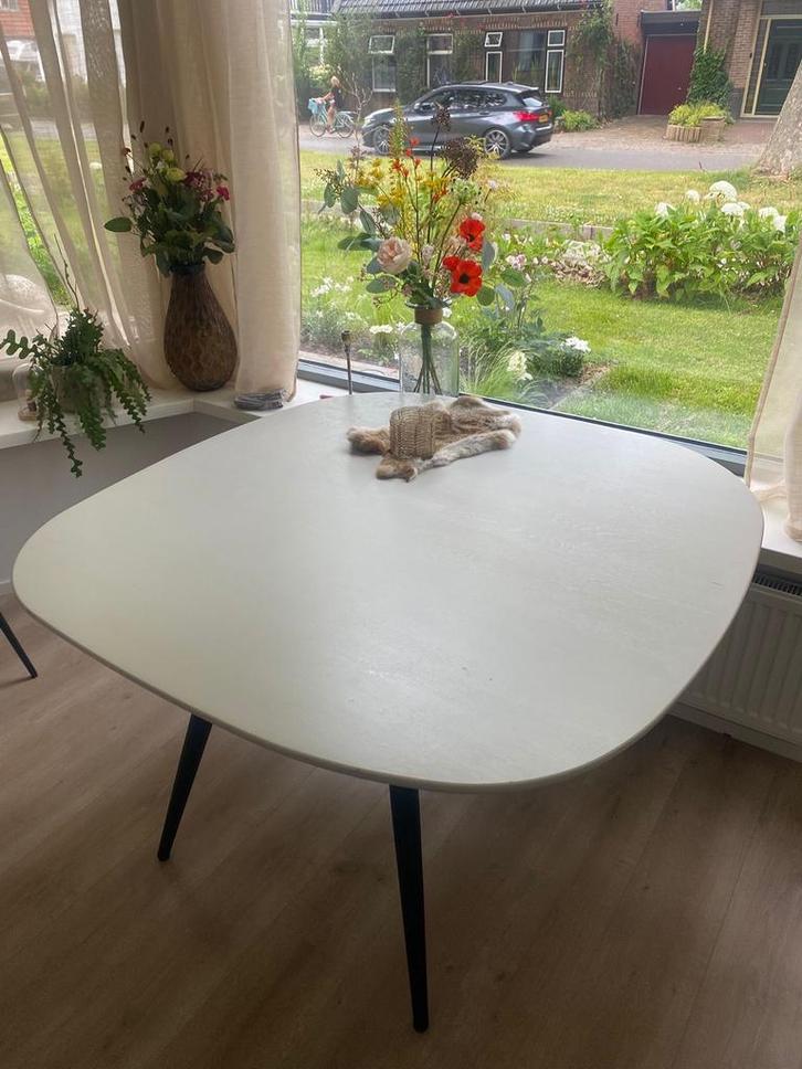 Mooie witte tafel met zwarte poten merk wood, Huis en Inrichting, Tafels | Eettafels, Zo goed als nieuw, 100 tot 150 cm, 100 tot 150 cm