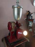 Antieke  koffiemolen  gebruikt, Ophalen