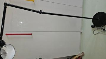Zwarte staande lamp. beschikbaar voor biedingen