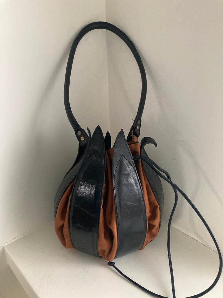 Klassieke Tulip tas - By-Lin, Sieraden, Tassen en Uiterlijk, Tassen | Damestassen, Gebruikt, Handtas, Zwart, Ophalen of Verzenden