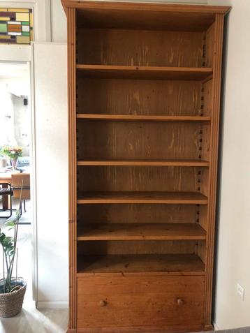 Degelijk gemaakte grenen boekenkast beschikbaar voor biedingen