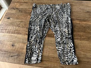 Mooie zwart/witte 3/4 legging * in goede staat beschikbaar voor biedingen