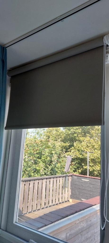 Verduisterd rolgordijn, Huis en Inrichting, Stoffering | Gordijnen en Lamellen, Zo goed als nieuw, 50 tot 100 cm, Grijs, Ophalen