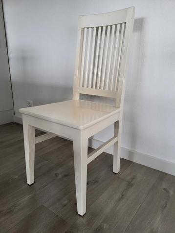 6 teakhouten stoelen. Wit geverfd. 