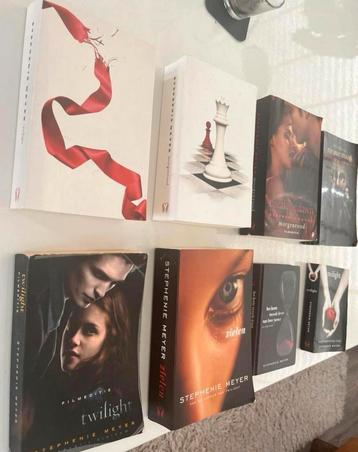 8 BOEKEN VAN STEPHENIE MEYER beschikbaar voor biedingen