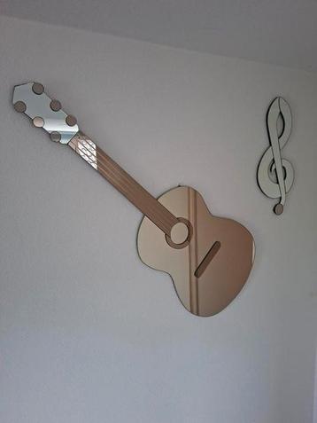 Spiegels gitaar en muzieksleutel  beschikbaar voor biedingen