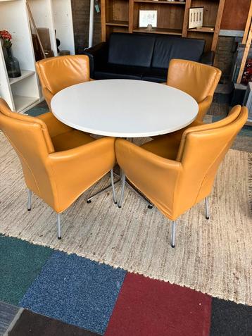 Mooie eethoekstoelen, kuipmodel, leer, mooie kleur geel. beschikbaar voor biedingen