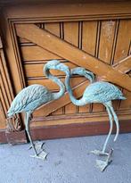 Een stel Flamingo beelden van echt brons met poot reparatie, Ophalen