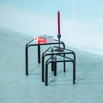 Vintage bijzettafels driehoek Minimalist nesting tables 80s beschikbaar voor biedingen