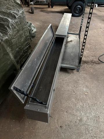 Kist van RVS met deksels 220x230x2980mm (bijna 3 m lang) beschikbaar voor biedingen