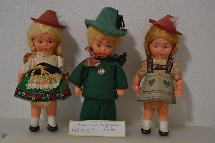 3 Celluloid klederdracht popje met originele kleding NR 7698, Verzamelen, Poppen, Zo goed als nieuw, Pop, Ophalen of Verzenden