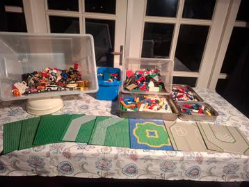 Grote partij Lego, grotendeels gesorteerd met vele boekjes! beschikbaar voor biedingen