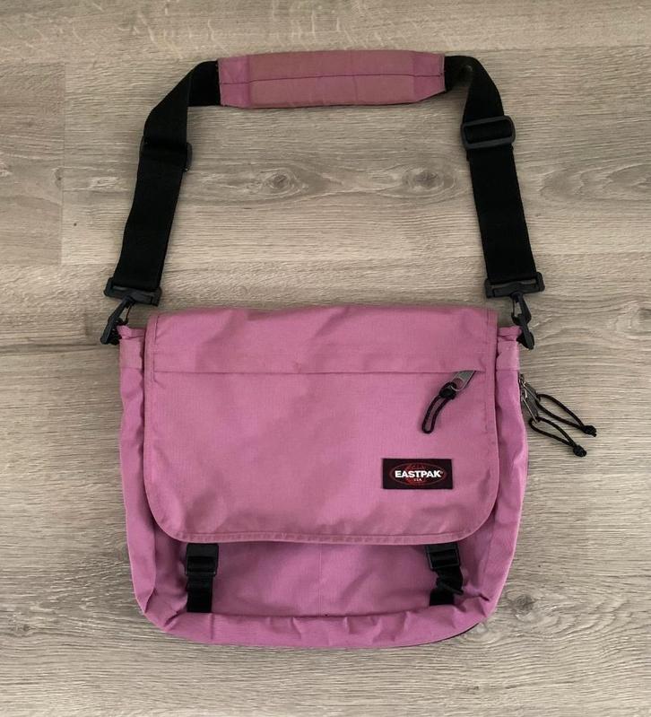 Ruime Eastpak Schoudertas Delegate, Sieraden, Tassen en Uiterlijk, Tassen | Schoudertassen, Gebruikt, Overige merken, Roze, Ophalen of Verzenden