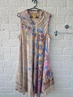 Beige jurk met bloemen van 80% zijde pineapple free size, Kleding | Dames, Jurken, Ophalen of Verzenden, Maat 46/48 (XL) of groter