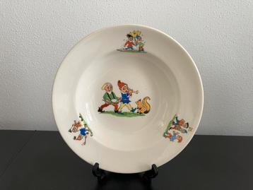 Vintage (P. Regout) kinderservies bord met kabouters beschikbaar voor biedingen
