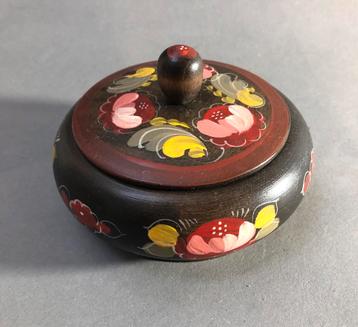 Lief klein houten dekseldoosje handbeschilderd met bloemen beschikbaar voor biedingen