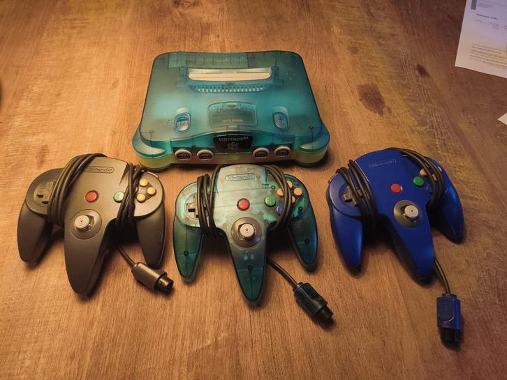 Crystal Blue Nintendo 64 + 3 controllers, Spelcomputers en Games, Spelcomputers | Nintendo 64, Gebruikt, Met 3 controllers of meer