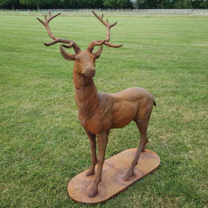 groot hert gietijzer in mooie roestkleur, Tuin en Terras, Tuinbeelden, Nieuw, Dierenbeeld, Metaal, Ophalen