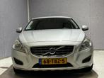 Volvo V60 1.6 T3 Kinetic // D-RIEM VV 176.319 KM // NAV //, Auto's, Voorwielaandrijving, Gebruikt, Zwart, 4 cilinders