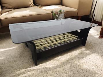 vintage glazen salontafel met donker houten frame beschikbaar voor biedingen
