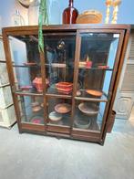 Brede antieke teakhouten vitrinekast met glazen leggers., 25 tot 50 cm, Minder dan 150 cm, Gebruikt, Ophalen