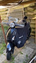 Capri scooter 4-takt 2019 incl beenkleed, kettingslot, helm, Fietsen en Brommers, Snorfietsen en Snorscooters, Gebruikt, Benzine