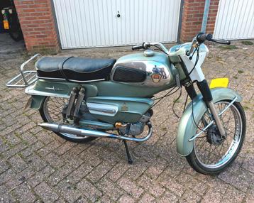 Magneet Commodore en Stokvis Fairlady met kenteken  beschikbaar voor biedingen