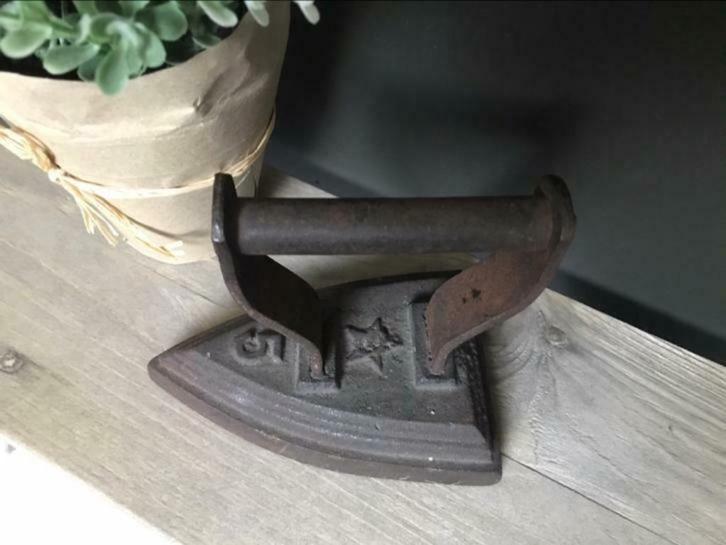 Antieke gietijzeren strijkbout * nummer 5 *, Antiek en Kunst, Curiosa en Brocante, Ophalen of Verzenden