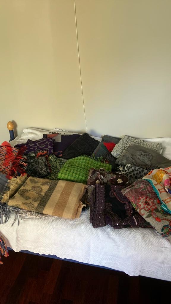 16 wollen(mix)/zijden(mix) sjaals. O.a. Romano, Moment by, Kleding | Dames, Mutsen, Sjaals en Handschoenen, Zo goed als nieuw