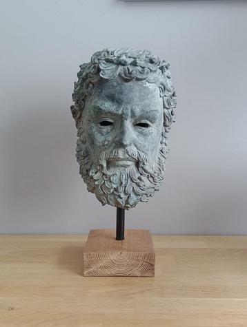 Antiek bronzen hoofd op houten voetstuk beschikbaar voor biedingen