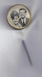 A2 foto speldje margriet en pieter, Verzamelen, Ophalen of Verzenden, Gebruikt, Overige onderwerpen, Speldje of Pin
