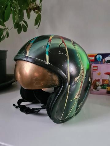 Helm handgespoten beschikbaar voor biedingen