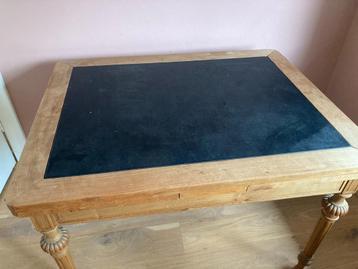 verlengbare mooie houten tafel met lederen blad beschikbaar voor biedingen