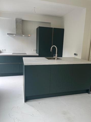 Compleet nieuwe keuken + eiland beschikbaar voor biedingen