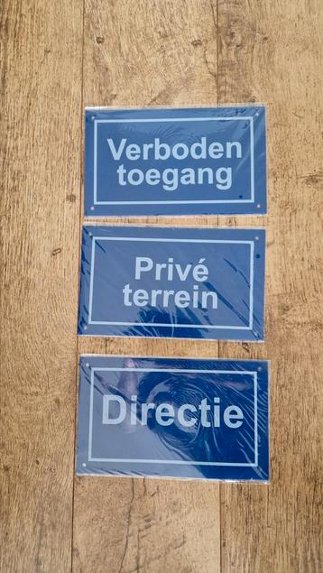 Bordjes verboden / prive/ directie beschikbaar voor biedingen