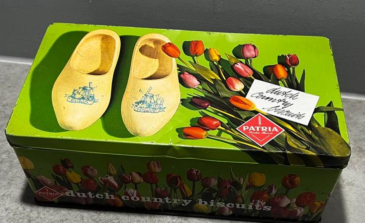fraai koekblik biscuits Patria Amsterdam klompen tulpen, Verzamelen, Blikken, Gebruikt, Koek(jes), Overige merken, Ophalen of Verzenden