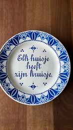 Spreukenbord Elk huisje heeft zijn kruisje societe ceramique, Ophalen of Verzenden