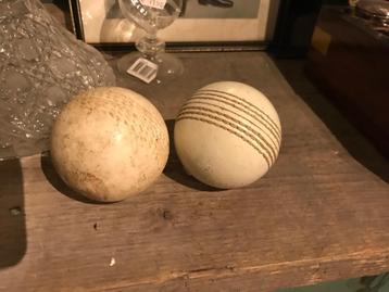 2 witte cricket ballen. beschikbaar voor biedingen