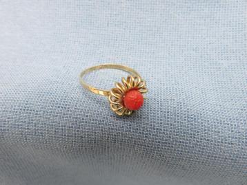 Gouden ring - (8 kt)  met koraal inleg - 1e helft - 20e eeuw beschikbaar voor biedingen