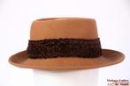 Vintage Dameshoed cognac oranje bruin vilt 58, Kleding | Dames, Hoeden en Petten, Hoed, Ophalen of Verzenden, Gedragen, 58 cm (L, 7¼ inch) of meer