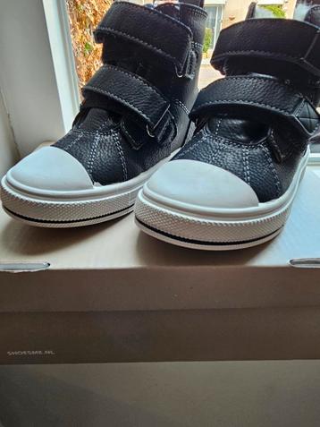 Stoere zwarte kinderschoen boot beschikbaar voor biedingen