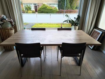 Mooie Eetkamertafel - Vierkant beschikbaar voor biedingen