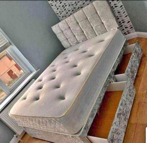 Luxury Velvet Upholstered Bed – Available in Multiple Sizes, Huis en Inrichting, Slaapkamer | Beddengoed, Zo goed als nieuw, Dekbedovertrek