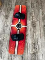 Naish Hero 2023 Kiteboard 140x43 + Bindingen, Watersport en Boten, Kitesurfen, Ophalen, Gebruikt, Twintip, Kiteboard