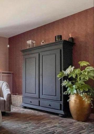 Landelijke kast met planken beschikbaar voor biedingen