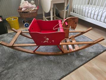 Antiek houten hobbelpaard beschikbaar voor biedingen