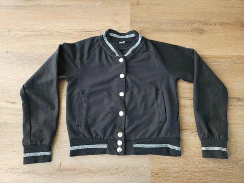 Kort zwart vestje met drukknoopjes maat 134 /140, Kinderen en Baby's, Kinderkleding | Maat 134, Gebruikt, Meisje, Trui of Vest
